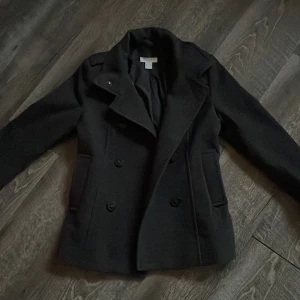 kappa ❤️ - säljer min jätte fina kappa från hm som inte kommer till användning då jag hittat en annan jacka. jätte bra skick inga skador eller nånting på den. längden är kort. köpt för 499❤️