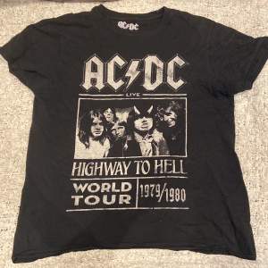 Två AC/DC t-shirts köpta på punkt shop. Säljer för att jag inte använder de längre.