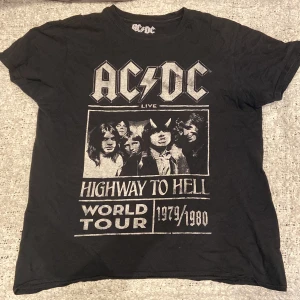 Band tröjor - Två AC/DC t-shirts köpta på punkt shop. Säljer för att jag inte använder de längre.