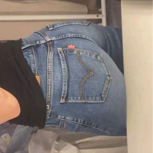 Jätte fina mörkblåa lågmidjade Levis jeans (715 Bootcut), kontakta för fler bilder och frågor Skriv om ni är intresserade så jag vet hur många som vill köpa då jag kan styra en budgivning då💞