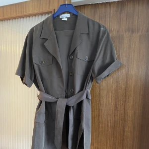 Tvådelad dress - Kortärmad skjorta med matchande byxor i rak modell