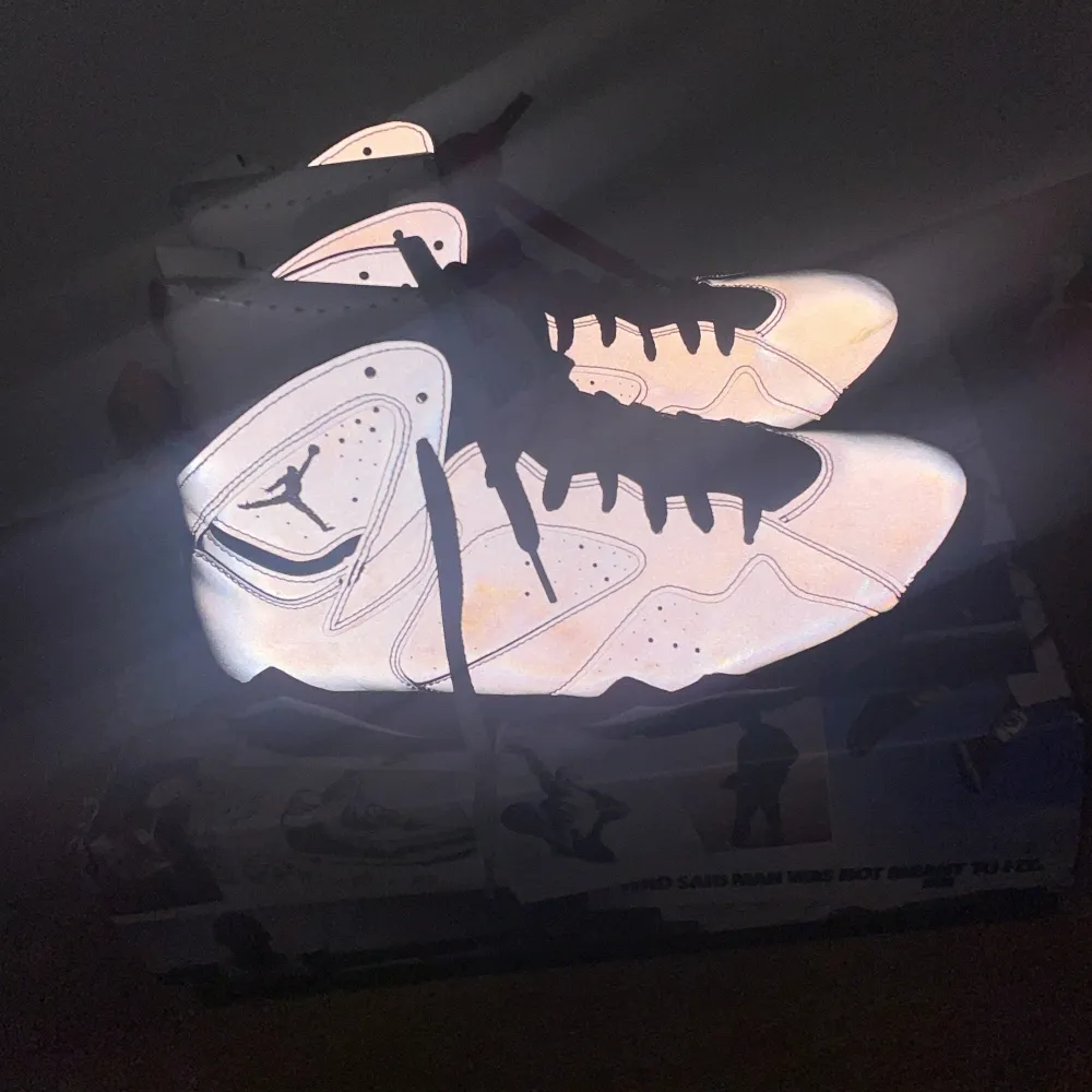 Ett par air Jordan 7 reflective i storlek 7,5 U.S. (40,5 eur) har haft dessa på hyllan ett bra tag tror upp mot tre år. Har inte använt dom då det inte varit min typ riktigt använde mig mer av yeezy då men som en investering.Aldrig använda allt og med.. Skor.