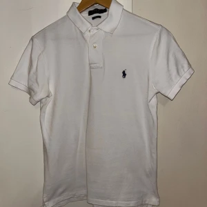 Polo Ralph Lauren pikétröja  - Säljer denna polo Ralph Lauren pikétröja som är i ett väldigt gott skick. Modellen är slim fit. Har även i andra färger. Vid köp av flera, kan ni få ett bättre pris. Har ni några funderingar är det bara att höra av er.