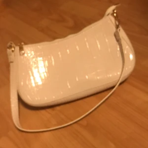Väska - Helt oanvänd fin vit väska. Köpte den för länge sen men har aldrig kommit till användning.