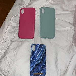iphone xr skal - super fina skal som passar till iphone xr. de två översta är i silikon och är använda men i väldigt bra skick utan några skador på dom, skalet under är helt nytt!!💓💙💙säljer för 50 kr styck