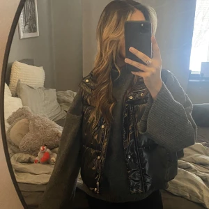 Glansig väst NA-KD - Säljer denna supersnygga västen från NA-KD då den inte kommer till användning längre. Kontakta mig vid intresse, köparen står för frakten.💕