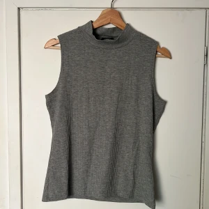 Grått Ribbat Linne - Grått ribbat linne från Lindex, inga större tecken på använding. Strl M.