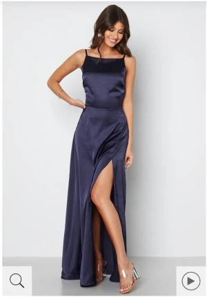 Balklänning från bubbleroom  - Denna klänning köpte jag från bubbleroom och har använt den en gång på min bal såklart. Jag har inte sytt upp den eller gjort något annat med klänningen. Klänningen är 34 i storlek. Jag rekommenderar att gå in på bubbleroom för att se deras storlekstabell