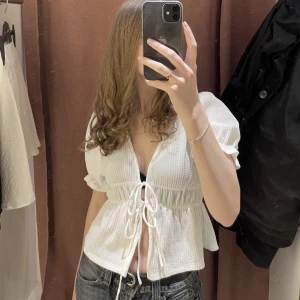 Topp - Vit topp från gina tricot, i strl xxs men passar mig som oftast har s. 