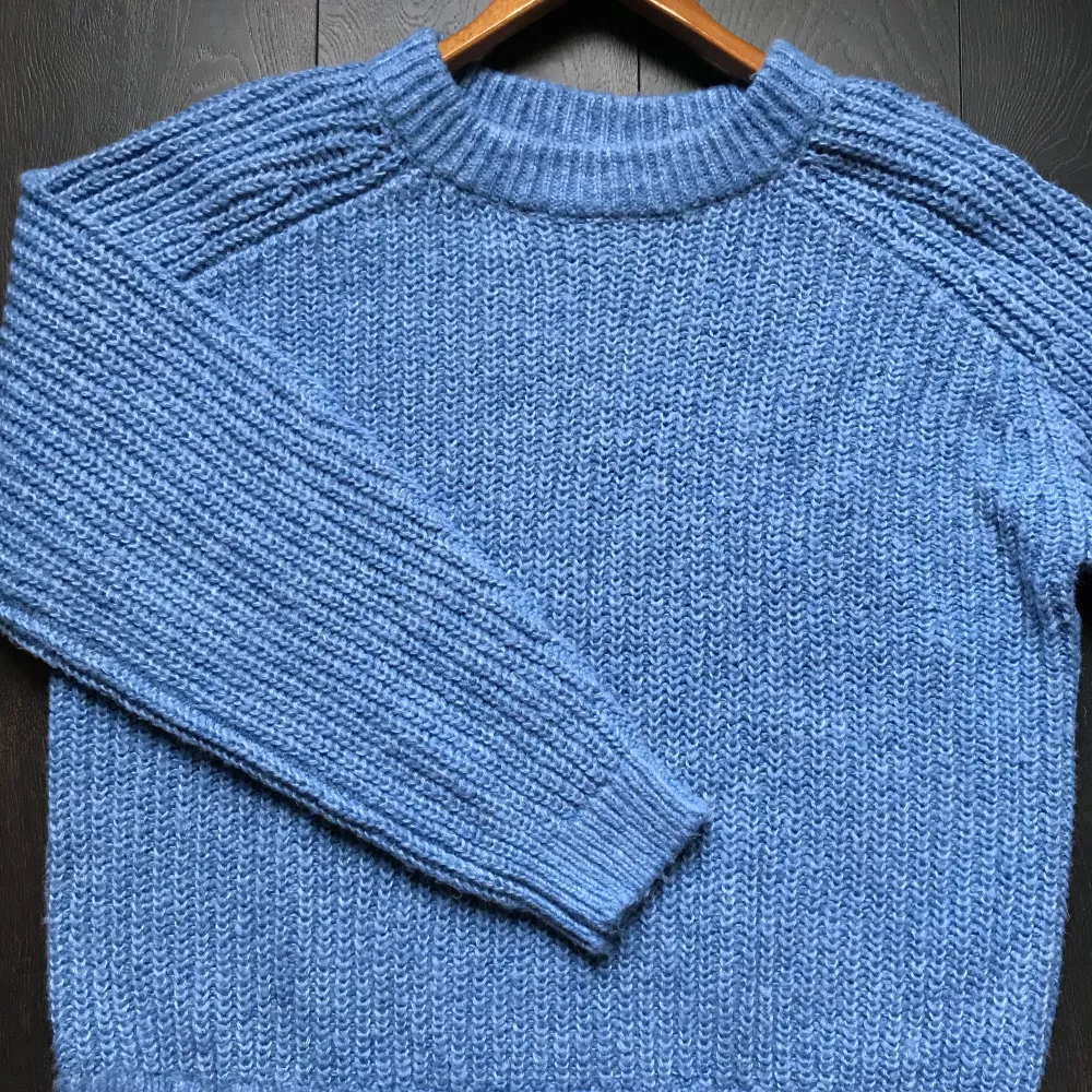 Blå stickad, stretchig tröja från Lindex. Aldrig använd :). Stickat.
