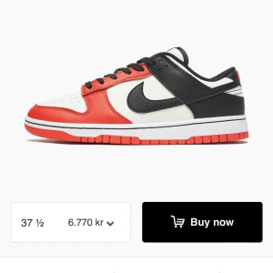 Dunks  - Intressekoll på mina Nike Dunk Low EMB NBA 75th Anniversary!! Minns inte vad som är köpta för, men nu kostar dom ca 6700kr. Dom har lite defekter! Kom privat för fler bilder! Skriv om ni är intresserade! ❤️
