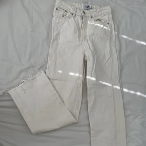 Vita momjeans  - Snygga momjeans, passar till allt! Strl XS men passar mig som vanligtvis bär strl S. Cremevit färg