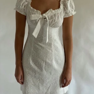 Vit klänning - Säljer min klänning ifrån obession.stockholm, Är storlek Xs men är mer som S, klänning är slutsåld och nypriset är 999kr säljer för 550. Köparen står för frakten!