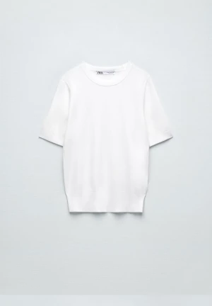 Stickad zara topp - Säljer denna super fina T-shirt från zara då jag inte använder den. Är i nyskick och köpt för 279kr säljer för endast 190kr💕