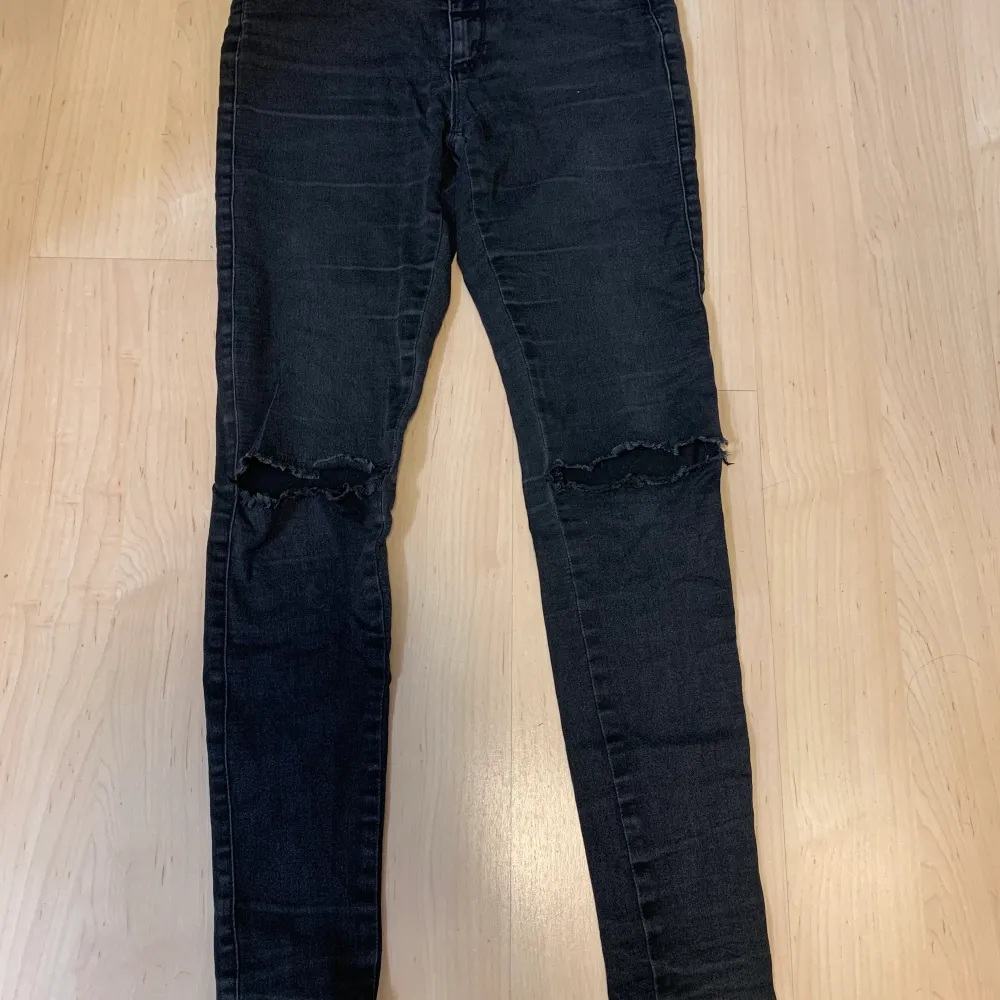 Only jeans i storlek M/32, svarta. Möjligen lite tvättpåverkan, blekare jämfört mot nya. . Jeans & Byxor.