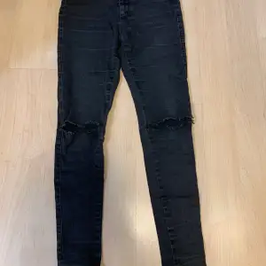 Only jeans i storlek M/32, svarta. Möjligen lite tvättpåverkan, blekare jämfört mot nya. 