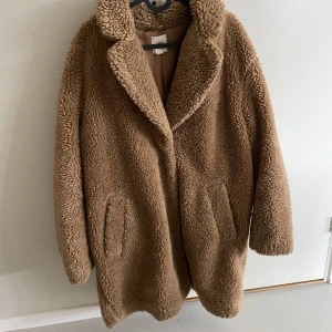 Rock - Beige teddy rock från H&M i storlek medium