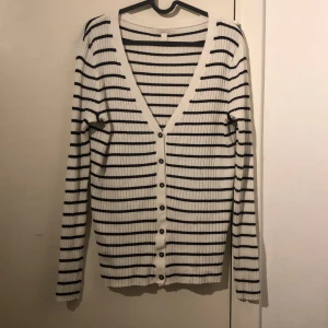  Lång armad tröja - Lång armad tröja svart och vitt, mjuk bekväm och är stretchbar.