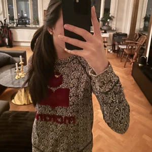 Isabel marant sweather❤️ - En Isabel markant tröja, Den är i bra skick men har tyvärr tappat lite färg,hår  på själv märket men annars är den i mycker bra skick. Säljer denna pågrund av att den tyvärr inte har kommit till användning, vid intressse och mer bilder kontakta mig❤️❤️