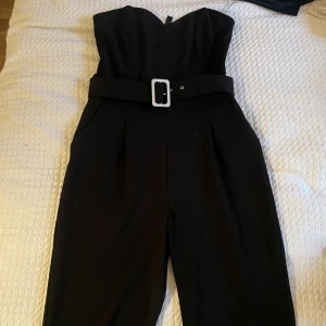 Jumpsuit  - Armlös jumpsuit med skärp i midjan. Strl S Som ny! Pris kan diskuteras 