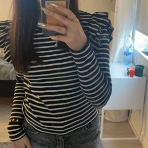 zara tröja - säljer min älskade randiga zara tröja med volanger, säljer då jag inte får nån använding av den, hör av er vid frågor osv❤️