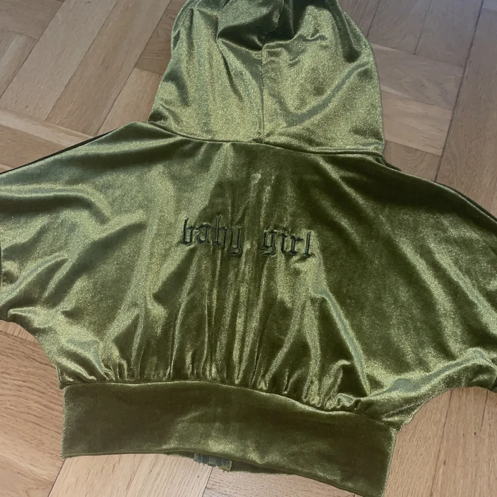 Olivgrön kort velour hoodie med tryck ”baby girl” på ryggen.  200 inklusive frakt!. Tröjor & Koftor.