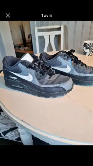 Ett par fräscha Nike skor