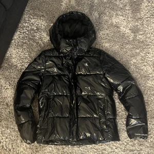 Calvin Klein jacka - Säljer nu min snygga Calvin Klein jacka som tyvärr inte kommer till användning💛Nypris 2200kr men säljer för 1100kr, jackan är som i nyskick inga defekter eller likande. Storlek M men passar S lika bra 💛frakten står jag för och är spårbar!