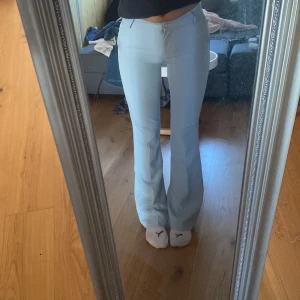 Utsvängda kostymbyxor, designbysi! - Jättefina ljusblå kostymbyxor från designbysi! Säljer då dom tyvärr är för små.  Finns en fläck som inte syns jättetydligt. Säljer för 120kr + frakt💕💕 