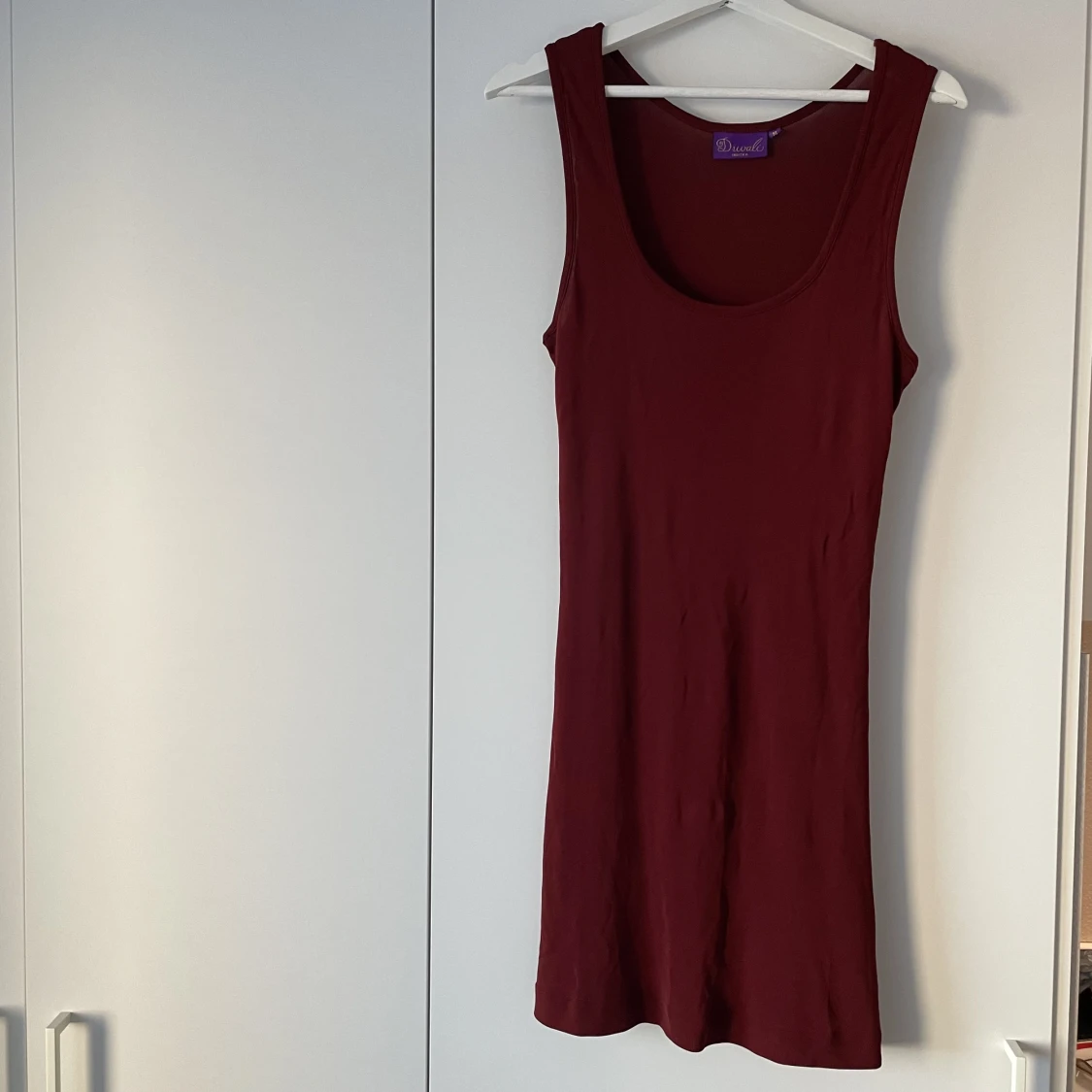 Kort mörkröd klänning  - 90