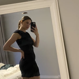 Svart spetsklänning - Svart spetsklänning mid-thighlängd (jag är 176 så den är lite kortare på mig)