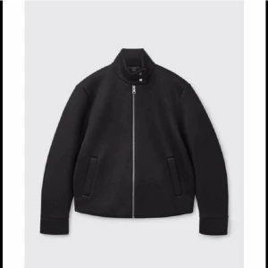 Cos jacka  - Säljer min Cos jacka i storlek S. Kom med eget pris. Jätte fin nu till våren  