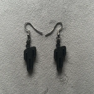 blohsh billie eilish örhängen  - handgjorda blohsh örhängen från en säljare på instagram! Vinnaren från min budgivning på halsbandet kan även få detta gratis, säg bara till ifall du är intresserad! Nästan aldrig använda💞Kontakta om du har frågor🫶🏼