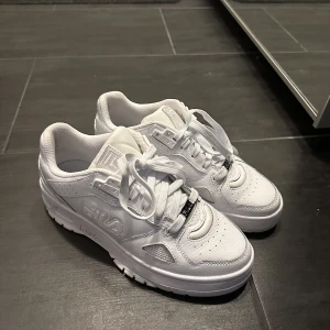 Fila skor - Säljer ett par fila skor, använts 2 gpnger. Har en liten defekt på sidan men inget som syns så. Säljer för 150 + frakt.