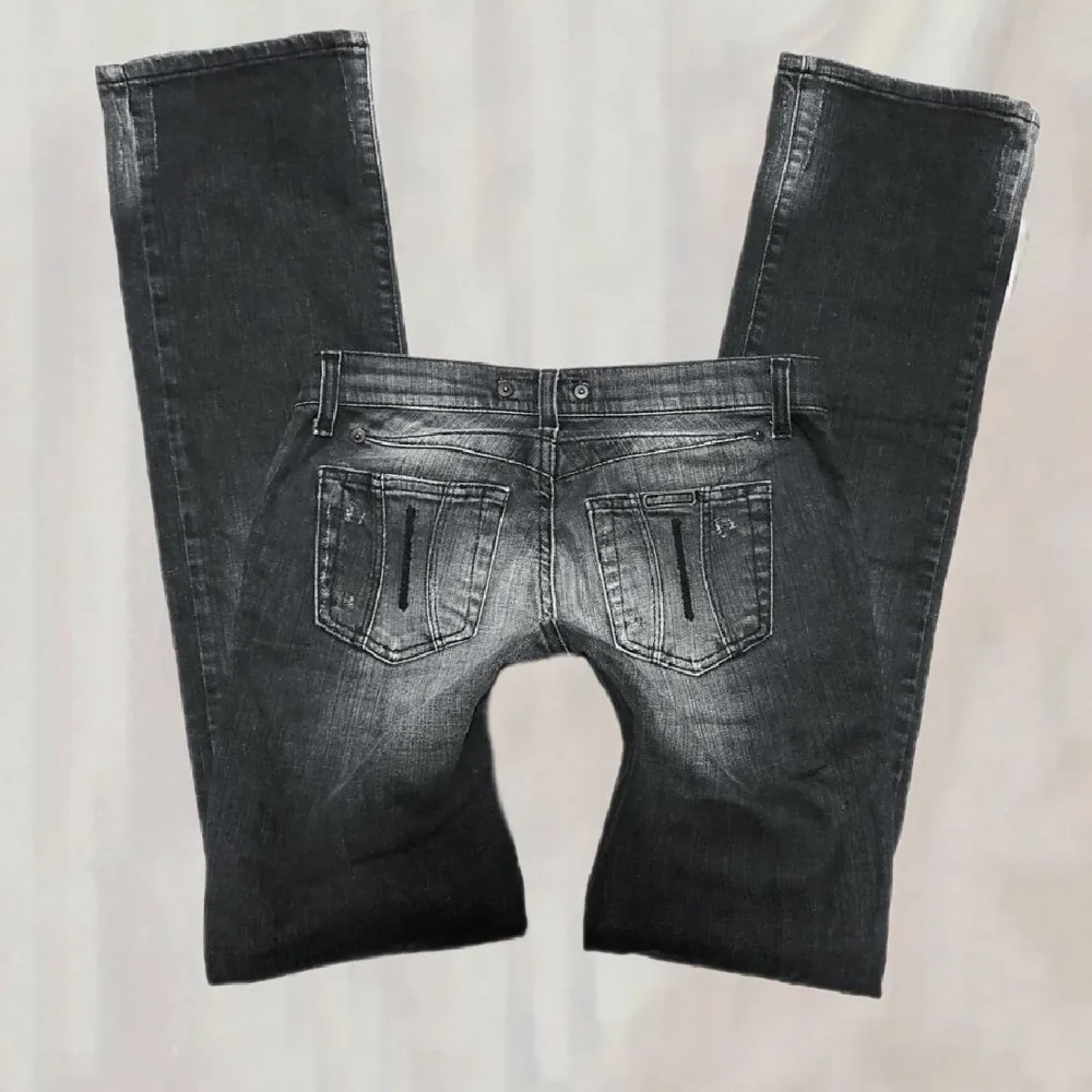 Sjukt snygga raka jeans ! Lågmidjade och jättebra skick. Midjemått: 75cm. Innerbenslängden3 87 cm 💙. Jeans & Byxor.
