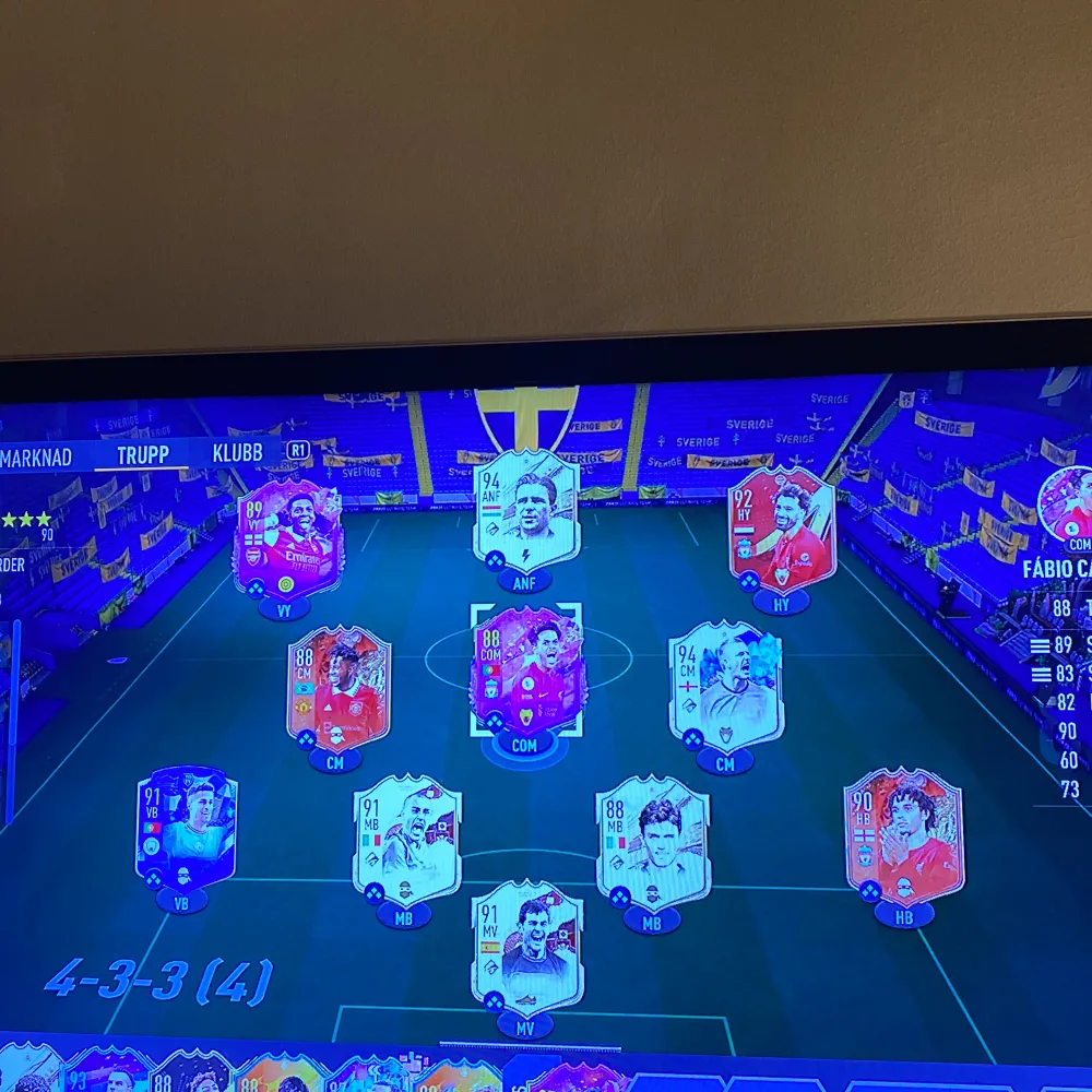 Tja! Ja säljer mitt lag pågrund av att jag inte har tid att lira något mer. Har helt okej fodder i klubben också några högt rateade totw och annat gött  Mvh säljer du laget har du över 1 mille coins och många av spelarna är tradeble. Övrigt.