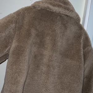 Jätte fin och bra pris  - Denna tjocka jackan är jätte varm och fin skriv ifall ni vill köpa säljer bara i Sundsvall 