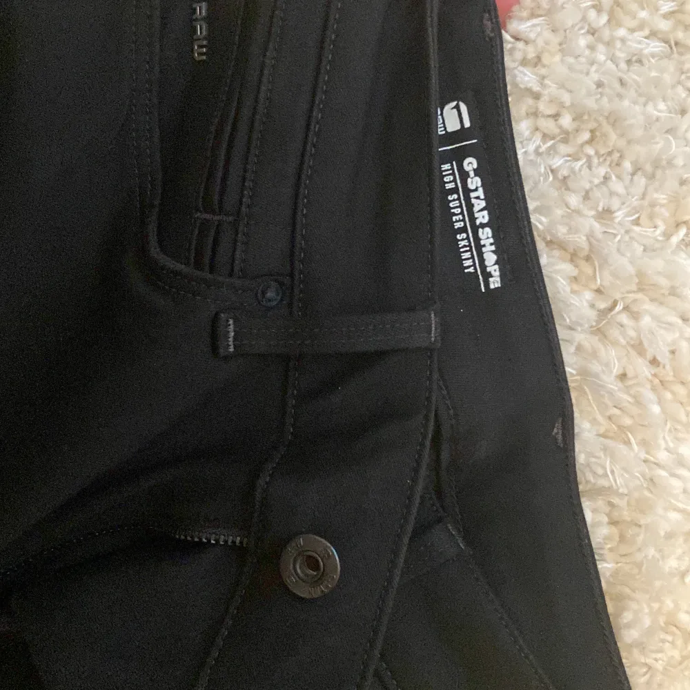 Back g-star high waisted skinny jeans. Size 26/30. No tag on it but have never been worn and have never been washed. Stretchy material.. Jeans & Byxor.