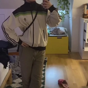 adidas zipup - Köpt här på plick (lånade bilder) så cool men har bara använt några gånger för den passar inte riktigt min stil. Ganska liten i storleken.