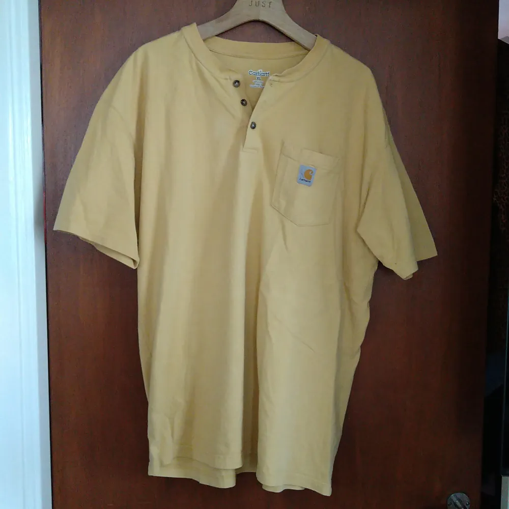 Carhartt t-shirt i storlek XL, blekt senapsgul. Välanvänd men men tack vare dess goda kvalitet så inga hål eller liknande. Vintage!. T-shirts.