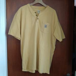 Carhartt t-shirt i storlek XL, blekt senapsgul. Välanvänd men men tack vare dess goda kvalitet så inga hål eller liknande. Vintage!