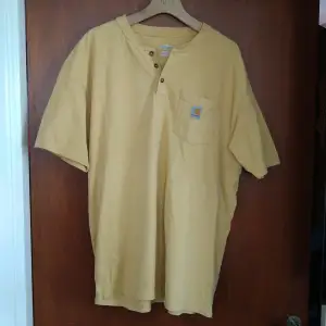 Carhartt t-shirt i storlek XL, blekt senapsgul. Välanvänd men men tack vare dess goda kvalitet så inga hål eller liknande. Vintage!