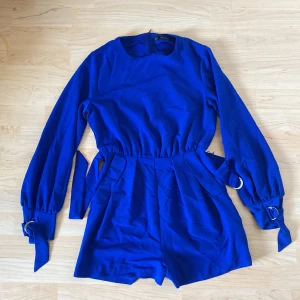 Blus med ben - Marinblå blus som har ben som en body. Super skön och knappt använd🤩