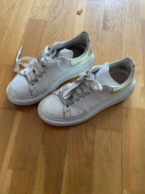 Alexander Mqueen - Använda men i gott skick bra kvalite så inga stora märken bara smutsiga nypris mellan 3000-5000 strl 37.5 men passar 38