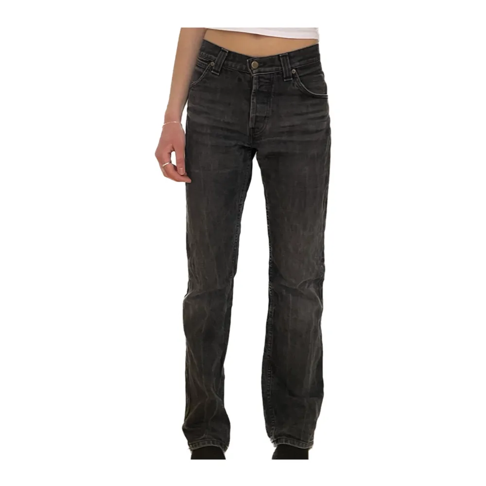 Lee-jeans som är omsydda, därav lite svårt att avgöra storlek, men passar mig som är 177 och vanligtvis har s i byxor 😌. Jeans & Byxor.