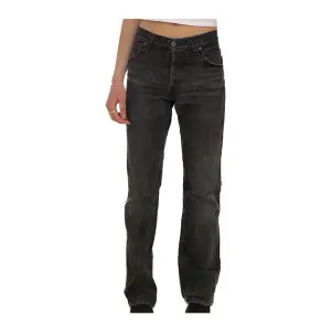 Lee-jeans som är omsydda, därav lite svårt att avgöra storlek, men passar mig som är 177 och vanligtvis har s i byxor 😌