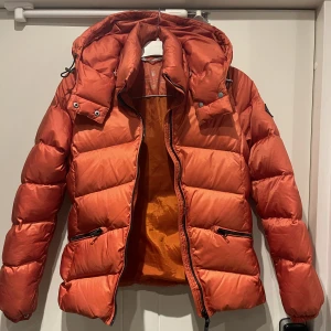 Gant jacka - Säljer min underbara orangea gant jacka då den blivit för liten. Använd endast ett fåtal gången så skulle påstå att den är i väldigt gott skick! 💕