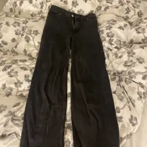 Säljer dessa ”urtvättade” svarta raka mid waist jeansen från monki då de är för små för mig! Jag är 1,68 och de passar mig bra i längden men är för små i midjan. Använda några gånger men inga defekter, skador eller slitage!💕 Orginalpris är 400 