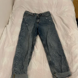 Jeans - Har använts men är i bra skick. Är mom jeans från hm är sann till storlek.  Frakt betalas av köpare 