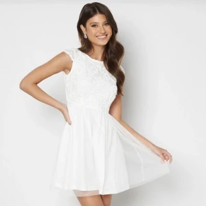 Vit klänning 34 - ”Ayla dress white” från bubbleroom i storlek 34. Endast använd en gång, därav nyskick.  Originalpris 699, säljer för 150💕 